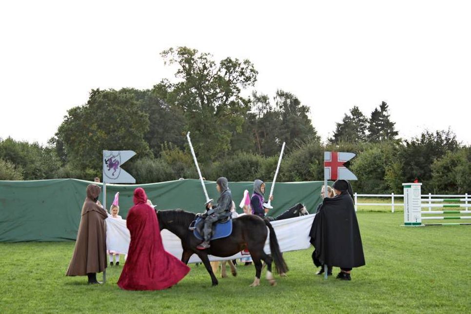 Kinder vom Ponyclub Wahrendorf begeisterten mit einer Zeitreise.
