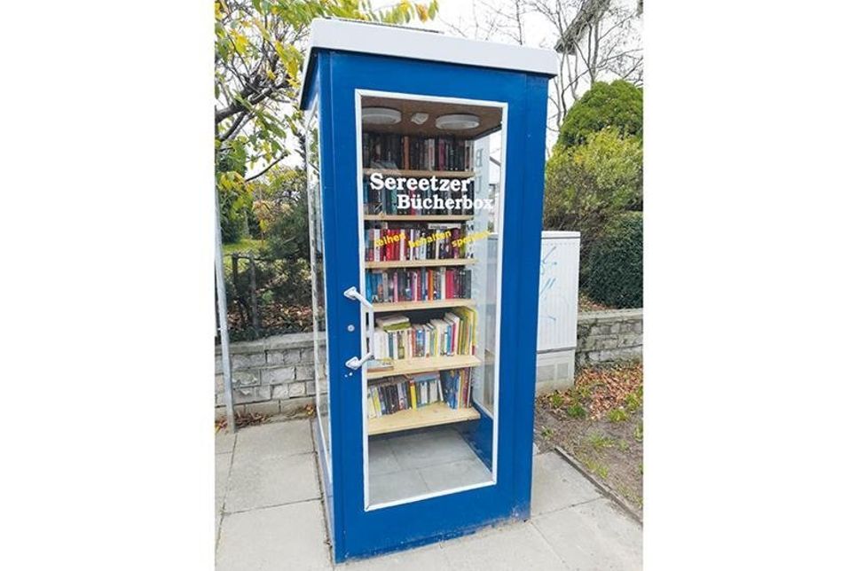 Eine ausgediente Telefonzelle wurde vom Sereetzer Dorfvorstand auf Vordermann gebracht und zur Bücherbox umgestaltet.