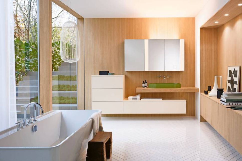 Von einer aktivierenden bis zu einer entspannenden Stimmung passt sich die Beleuchtung den Wünschen der Bewohner an. (Foto: djd/Burgbad AG)