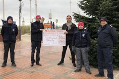 Die Jugendfeuerwehr Grömitz bedankt sich bei David Marzahn (3. v. re.) für die Spende.