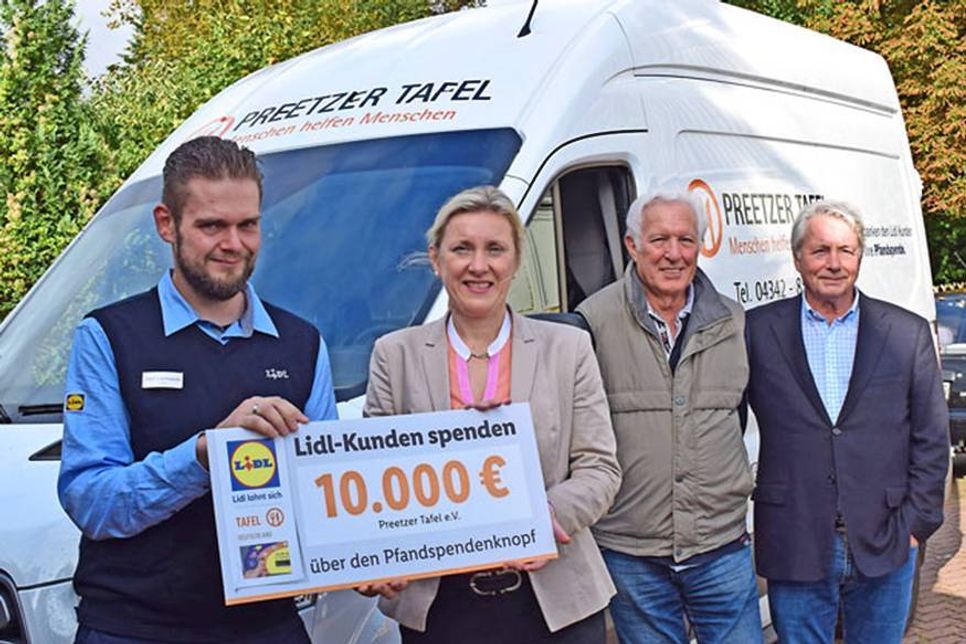 Ermöglichten der Preetzer Tafel, hier mit ihrem Vorsitzenden, Rolf Kostrzewa (2.v.r.), die Anschaffung eines neues Fahrzeuges: Florian Lischewski (v.l.) und Katja Löwe, beide Lidl, sowie Axel Steinbach (r.) von der „Paul und Inge Schön Stiftung“