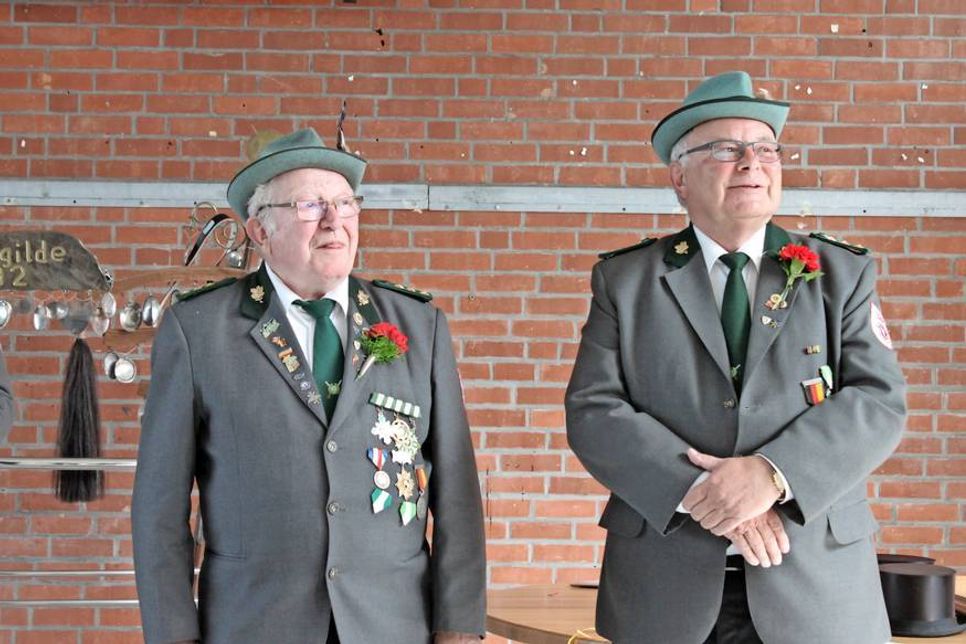 Orden für 40 Jahre: Günter Staben (lks.) und Hans Werner Hillebrecht.