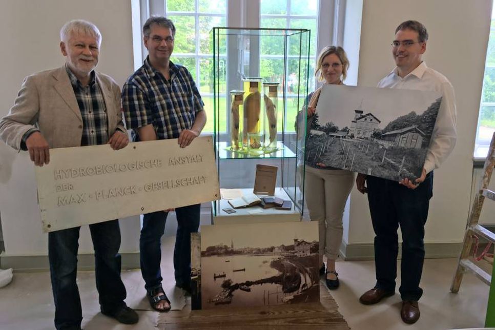 Prof. Dr. Manfred Milinski, Derk Wachsmuth, Dr. Kerstin Mehnert und Prof. Dr. Arne Traulsen (v. lks.).