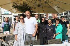 Das Team um Vlado Bosnic (4. v. lks.) und seiner Frau Svjetlana ist täglich von 8 bis 18 Uhr im Einsatz, um die Gäste zu verwöhnen.