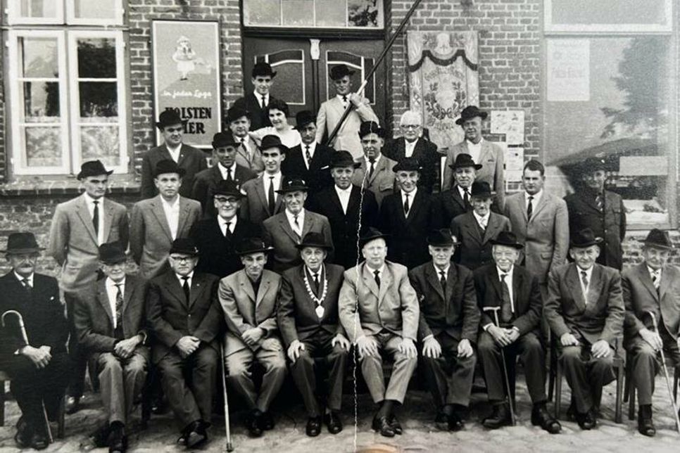Ein Foto aus dem Jahre 1963: In der Mitte mit der Königskette der Ehrenvorsitzende Franz Nagel, rechts davon der Vorsitzende Kurt Diekmann.