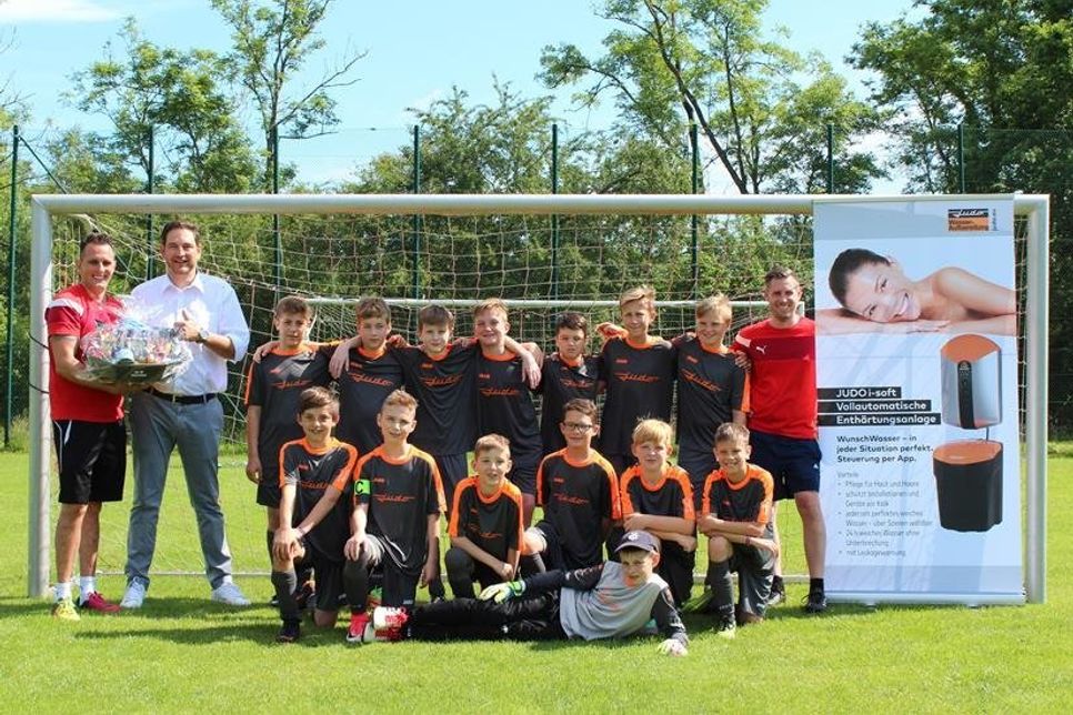 Schönwalde. Die D-Jugend Mannschaft der SG Schönwalde / Hansühn erhielt von den Firmen Glomp Heizungs- und Sanitärfachhandel GmbH und der Firma Judo Wasseraufbereitung GmbH einen Trikotsatz. „Darüber haben sich die jungen Spieler sehr gefreut“, sagte Sascha André, Trainer der jungen Mannschaft nach der Trikotübergabe. (red)