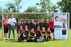 Schönwalde. Die D-Jugend Mannschaft der SG Schönwalde / Hansühn erhielt von den Firmen Glomp Heizungs- und Sanitärfachhandel GmbH und der Firma Judo Wasseraufbereitung GmbH einen Trikotsatz. „Darüber haben sich die jungen Spieler sehr gefreut“, sagte Sascha André, Trainer der jungen Mannschaft nach der Trikotübergabe. (red)