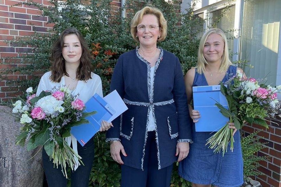 Kirstin Voß (Mitte) übergab die Gesellenbriefe an Julia Nissen und Nele Teipelke.