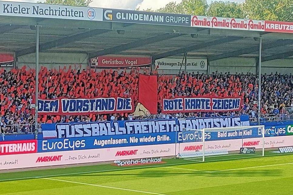 Der Streit Fans vs. Vorstand zeigte sich auch gegen Paderborn.