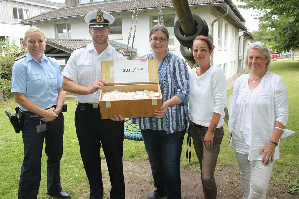 Spendenübergabe mit Esther Hecht, Sachbereich Presse- und Öffentlichkeitsarbeit der Bundespolizeiinspektion See, Inspektionsleiter Roman Zägel, Antje Weynans, Sozialberatung, Susann Falk, Pflegedienstleitung, Dr. Marion Rapp, stellvertretende medizinische Leitung (v. lks.).