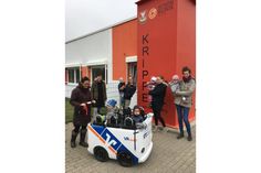 Franka Haaman (Leitung) und Solveig Sela (VR Bank) freuen sich mit den Erziehern und Eltern über das Gefährt.
