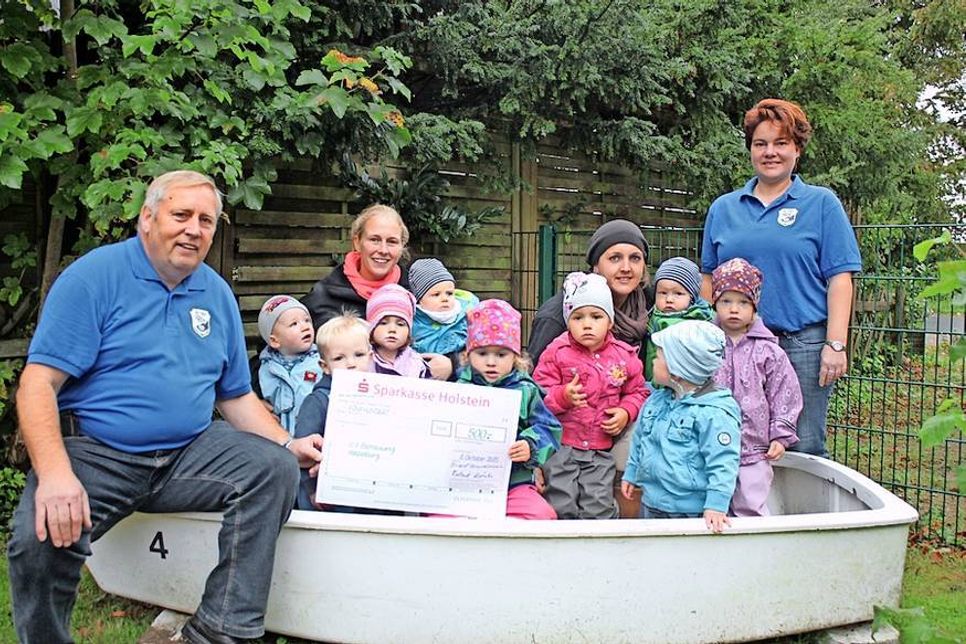 Spendenübergabe des Karnevalsvereins an die Kinder und Tagesmütter der U3-Betreuung.