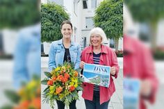 Marketingleiterin Silke Szymoniak (links) ehrte Christa Buck für 80 Jahre Treue zu Niendorf/Ostsee vor der Burg Schröder, wo sie als kleines Kind die ersten Tage im Ostseebad verbrachte.