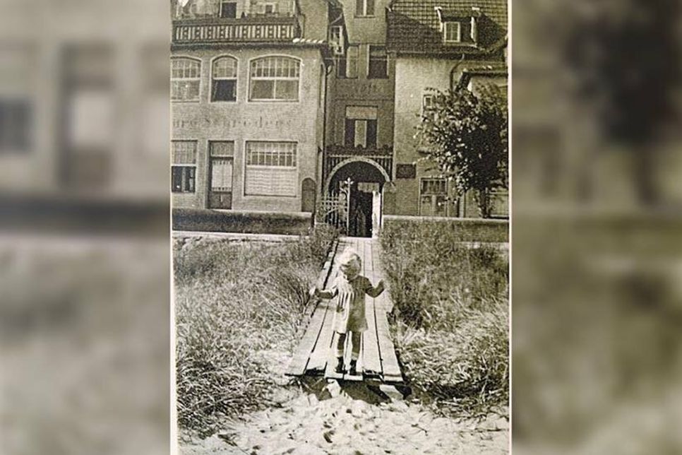 Ein Foto aus alten Tagen: Christa Buck als kleines Mädchen (zirka drei Jahre alt) vor der Burg Schröder in Niendorf.