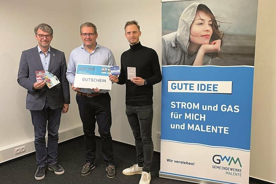 Bürgermeister Heiko Godow, Gemeindewerke-Geschäftsführer Mario Lüdemann und Jonas Stockel, Vorsitzender der Wirtschaftsvereinigung, (von links) freuen sich über die enorme Spendenbereitschaft zugunsten der Brandopfer.