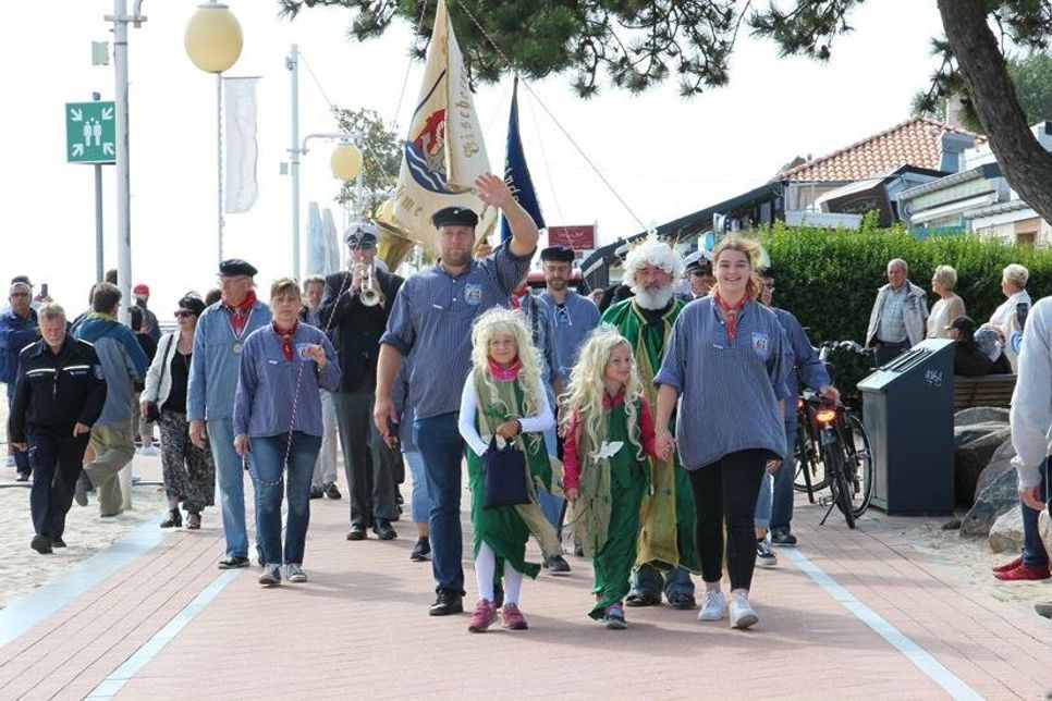Der Festumzug führte durch den ganzen Ort und dann weiter auf der Promenade bis zum Festplatz bei den Fischerhütten.