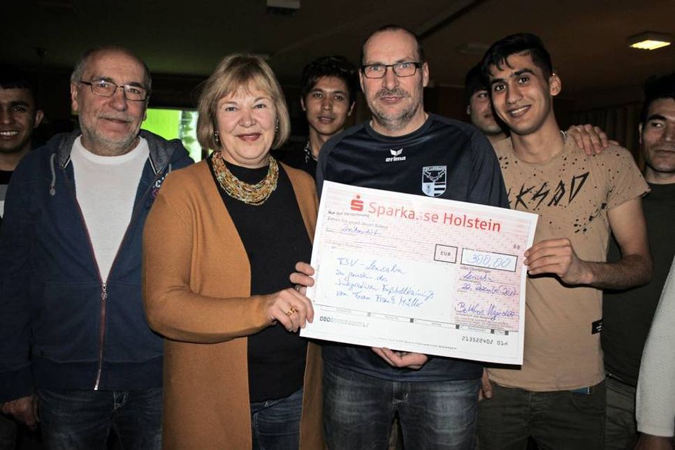 1. Vorsitzender TSV Lensahn Wolfgang Prehn, Bundestagsabgeordnete Bettina Hagedorn und Trainer Frank Müller (v. lks.) bei der Spendenübergabe.