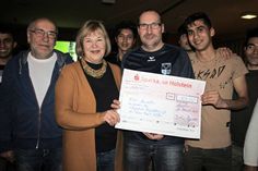 1. Vorsitzender TSV Lensahn Wolfgang Prehn, Bundestagsabgeordnete Bettina Hagedorn und Trainer Frank Müller (v. lks.) bei der Spendenübergabe.