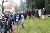 Auf dem Gelände vor dem Ehrenmal tummelte sich eine generationsübergreifende Besucherschar.