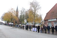 Fast 400 Teilnehmer bildeten entlang der Eutiner Straße eine Menschenkette.