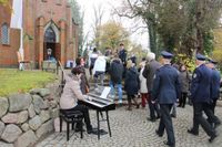 Ankunft der Besucher an der Kirche.