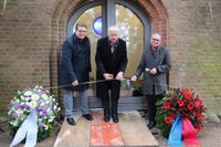 Propst Dirk Süssenbach, Landrat Reinhard Sager und Pastor Dr. Arnd Heling (v. lks.) durchschnitten das Band zum neuen „Mahnort für den Frieden“.