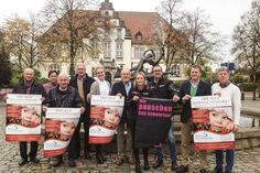 Die „Macher“ der weihnachtlichen Attraktionen in Bad Schwartau freuen sich, dass es endlich losgeht (v.l.): Klaus Nentwig (Gemeinnütziger Bürgerverein), Timo Michaelsen (Stadt Bad Schwartau), Rolf Niehuesbernd (Veranstalter), Thomas Frank (Gemeinnütziger Bürgerverein), Judith Ohrtmann (Stadt Bad Schwartau), Dietrich Klindwort (Vertreter Erzgebirgsmarkt), Nadine Lemm, Thomas Buchholz (Alm Deluxe), Bürgermeister Dr. Uwe Brinkmann und Bernd Kubsch (Stadt Bad Schwartau). (Foto: ews group)