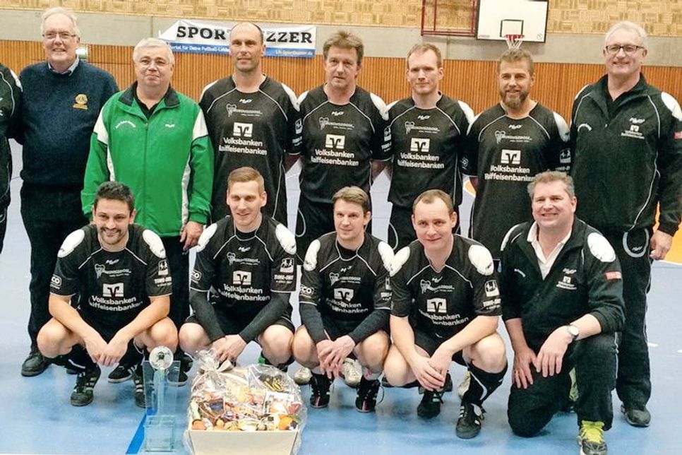 Die 2017 siegreiche Mannschaft Nordostsee-Auswahl mit Ex-HSV-Profi Peter Hidien (grüne Jacke) als Betreuer. Text und Foto: PWD/hfr