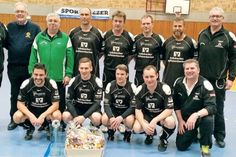 Die 2017 siegreiche Mannschaft Nordostsee-Auswahl mit Ex-HSV-Profi Peter Hidien (grüne Jacke) als Betreuer. Text und Foto: PWD/hfr