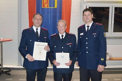 Ratekaus Ortswehrführer Marc Papendorf (rechts) mit den Geehrten Kameraden HBM Markus Thiel, der mit dem Schleswig-Holsteinischen Feuerwehr-Ehrenkreuz in Gold ausgezeichnet wurde, und  OLM Johannes „Hannes“ Evers (Mitte).