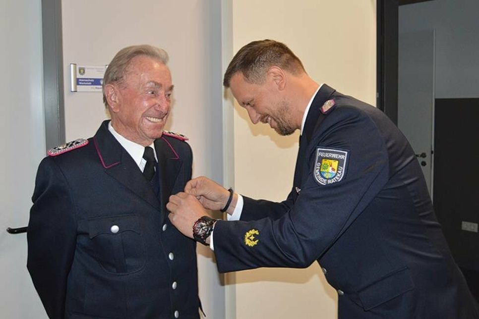 Es sei ihm eine Ehre, Johannes „Hannes“ Evers auszuzeichnen,  sagte Ratekaus Gemeindewehrführer bei der Verleihung der Spange  mit der Zahl „70“ drauf.