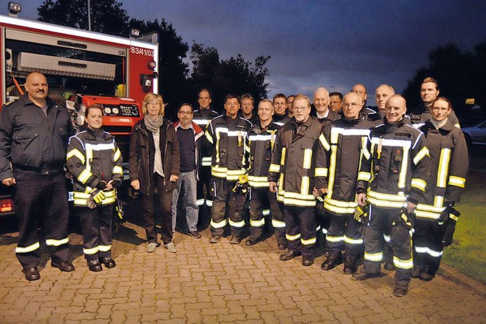 Gemeinsam mit Ordnungsamtsleiter Michael Henk übergab Stockelsdorfs Bürgermeisterin Brigitte Rahlf-Behrmann die neue Tragkraftspritze an Sven Asmußen (l.) und seine Kameraden aus der Einsatzabteilung der Freiwilligen Feuerwehr Horsdorf. Das Gerät wurde bereits im Vorfeld der Übergabe auf das Löschfahrzeug montiert. (Foto: Setje-Eilers)