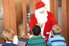 Plötzlich stand der Weihnachtsmann in der Tür und wurde von den Grundschülern freudig begrüßt.
