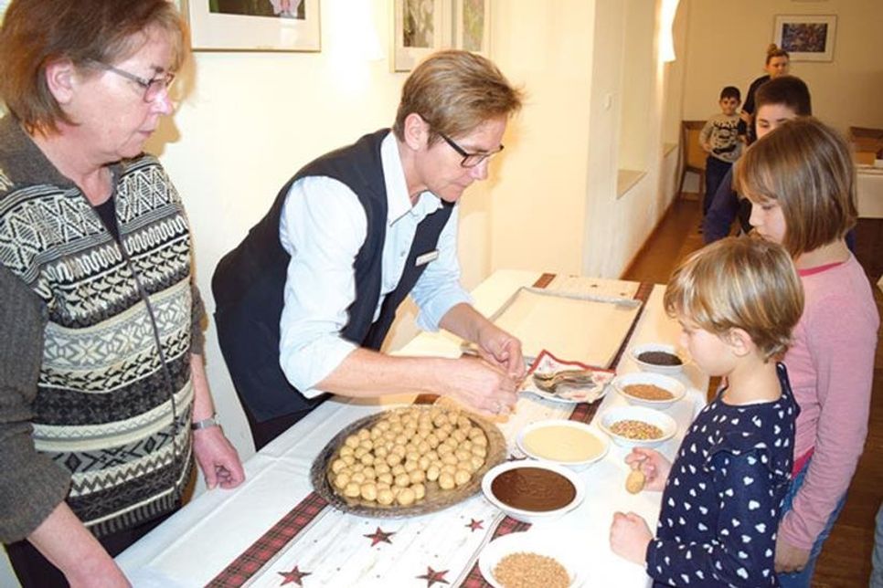 Hotelchefin Gabriele Hecht (v.l.) und Mitarbeiterin Sandra Windmüller halfen den Kindern, ihre Cake Pops mit Schokolade, Krokant oder süßen Streuseln zu bekleben.