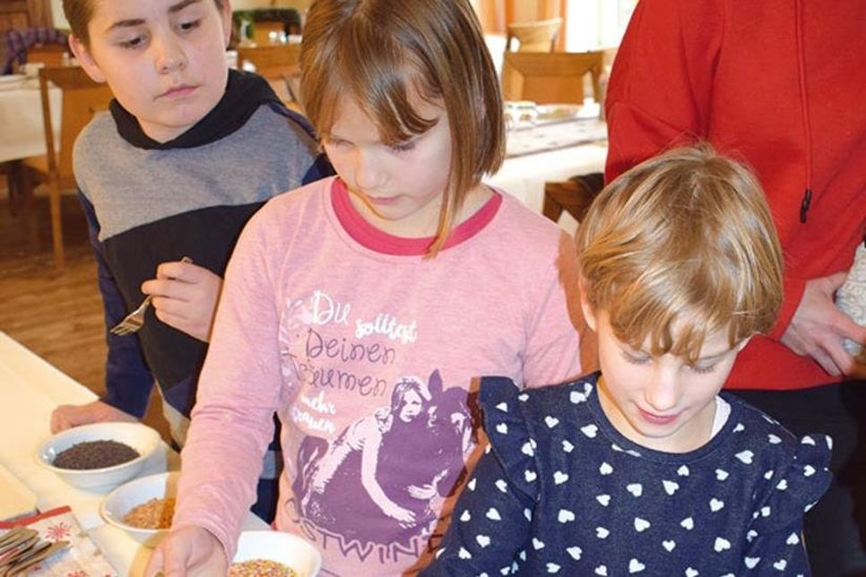 Wie im letzten Jahr war das süße Verzieren der Cake Pops ein Highlight für die Schüler.