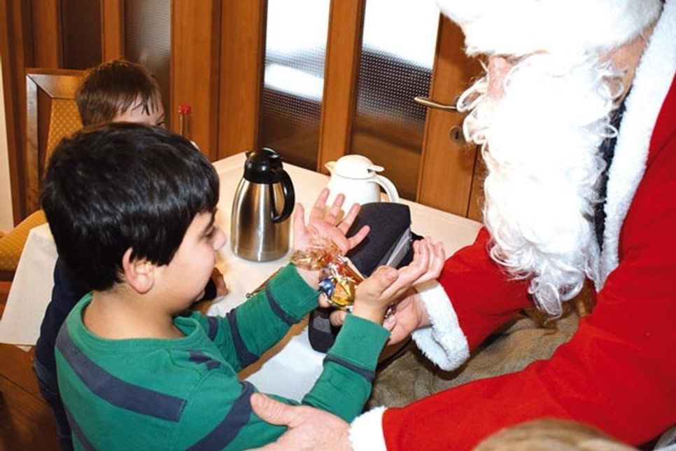 Nachdem alle „In der Weihnachtsbäckerei“ gesungen hatten, gab es für die Lütten ein kleines Präsent.