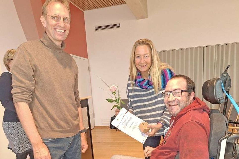 Die Bildungsbegleitungen Bernd Strauß und Elke Klipp überreichen die Urkunde an Paolo Brösicke.