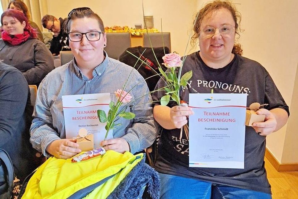 Denise Bockwoldt und Franziska Schmidt (re.) zeigen stolz ihr Abschlusszertifikat.