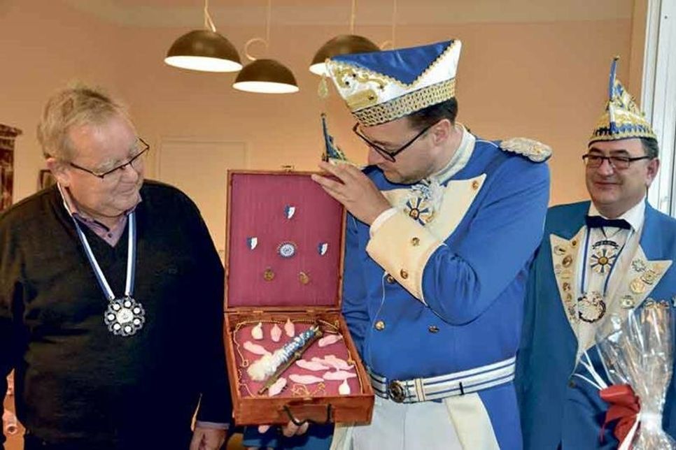 Nach der Erstürmung war für Karnevalspräsident Jan Fahrenkrog nicht viel zu holen: Bürgermeister Lars Winter rückte den Rathausschlüssel und ein paar Mäuse aus der Stadtkasse heraus.