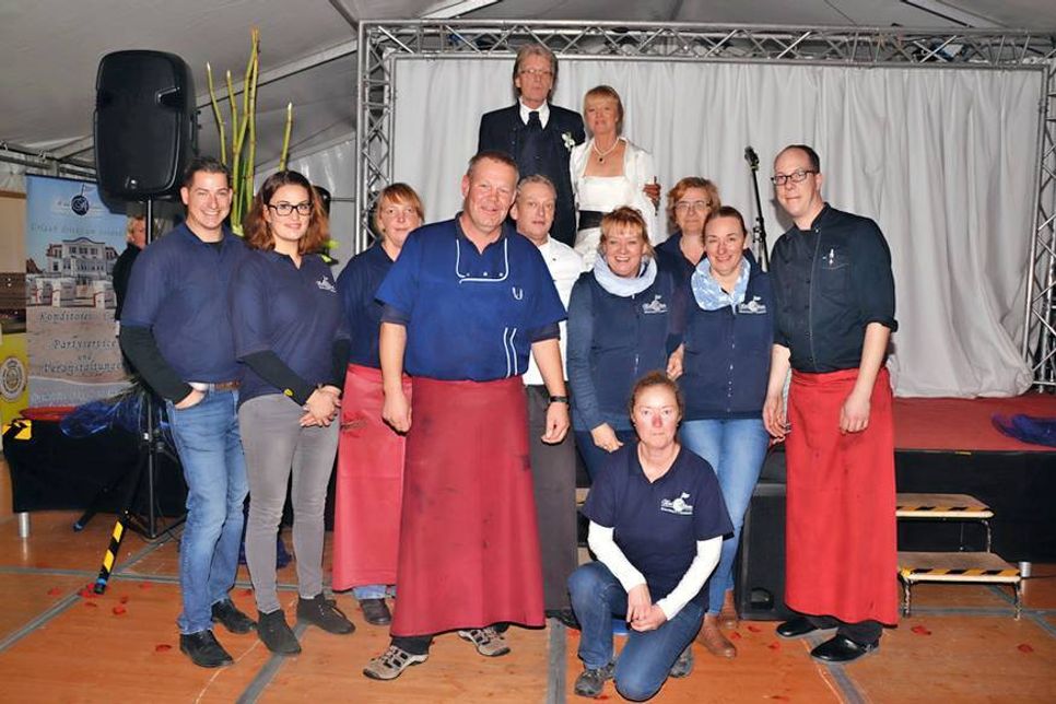 Das "Hochzeitspaar" mit Stephan Muss vom Hotel Atlantic und seinem Team. (Foto: René Kleinschmidt)