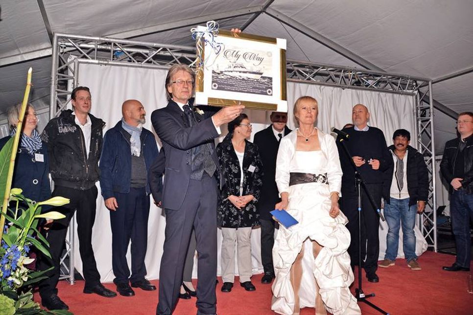 Am Abend schlüpften Claudia Belis und Herbert Granzow heimlich in ihre Hochzeitskleidung, überraschten mit der Bekanntgabe ihrer Trauung die Gäste und nahmen viele Geschenke zur Schiffstaufe entgegen. Die meisten spendeten auf Wunsch der Beiden für das Lübecker Tierheim. (Foto: René Kleinschmidt)