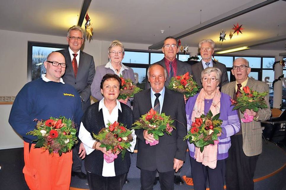 Bürgermeister Volker Owerien (hinten links) und Bürgervorsteher Peter Nelle (hinten rechts) ehrten Ehrenamtlern für ihr Engagement in der Gemeinde Scharbeutz: Kai Mähl (vorne von links), Anneliese Schröder, Klaus Knoop, Anke Böckmann und Willi Schramm, dahinter in der Mitte Gisela und Rudolf Heitzelmann. (Foto: René Kleinschmidt)