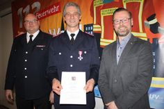 Stellvertretender Bürgermeister Stefan Schwardt (re.) und Gemeindewehrführer Hans-Werner Landschoof (lks.) gratulierten Karsten Schwoon.