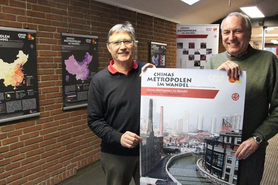 China-Kenner Peter Schlieper (lks.) und Wilhelm Lange von der Volkshochschule präsentieren stolz das Plakat zur Ausstellung.