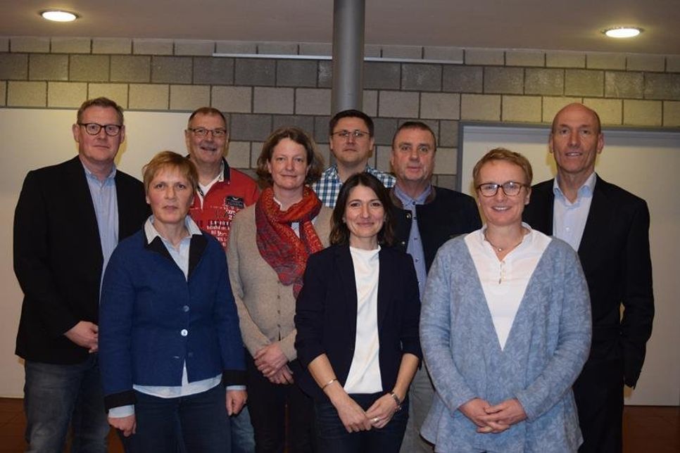 Der neugewählte Vorstand um 1. Vorsitzende Sabine Höft-Dammer (2. v. lks.).
