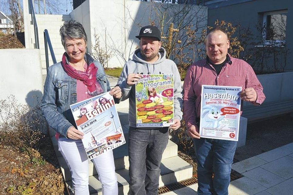 Die Jugendarbeiter Ines Fellner, Patrick Bohle (m.) und André Hüttig stellen die drei großen Angebote vor, die die Gemeindejugendpflege und der Gemeindejugendring Ratekau in nächster Zeit anbieten. Anmeldungen sind ab sofort möglich. (Foto: Stefan Setje-Eilers)