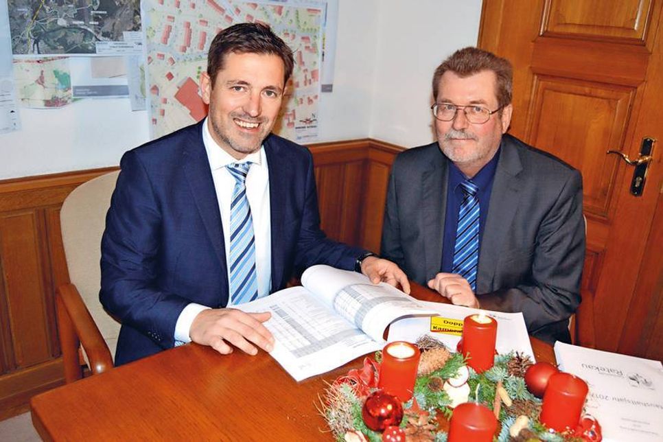 Ratekaus Bürgermeister Thomas Keller (l.) und Schatzmeister Hans-Jürgen Krause präsentierten jetzt den Haushalt 2017. (Foto: Stefan Setje-Eilers)