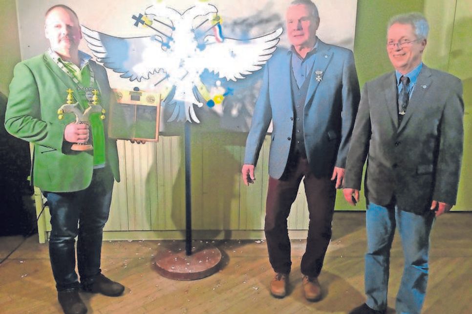 Stahlvogelkönig Gerd Elßner, Heinz Kassner und Dr. Ralf Stolley (v. lks.).