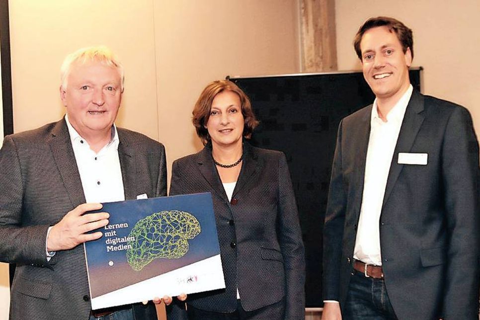 In Neumünster überreichte Bildungsministerin Britta Ernst die Plakette an Rektor Peter Schultalbers (l.) und Musiklehrer Jan-Taken de Vries.