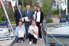 „Präsentieren gemeinsam die aktuellen Angebote für den Wassersport-Sommer 2018: Oliver Behncke (Tourismus-Service Fehmarn), Doreen Gnewuch (Wassertourismus in Schleswig-Holstein e.V.), Reinhard Sager (Landrat des Kreises Ostholstein), Manfred Wohnrade (Heiligenhafener Verkehrsbetriebe GmbH &amp; Co. KG), Tina Theresa Kohlhof und Sandra Belka (Entwicklungsgesellschaft Ostholstein mbH EGOH)“ (v. lks.).